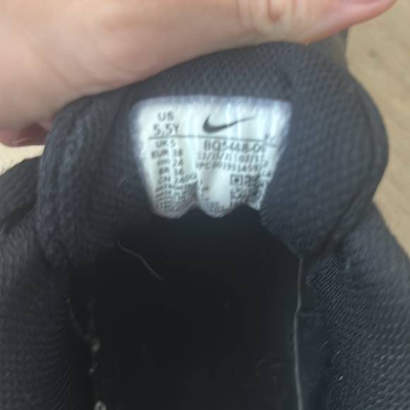 Black Nike boys court shoes - Picture 3 of 5